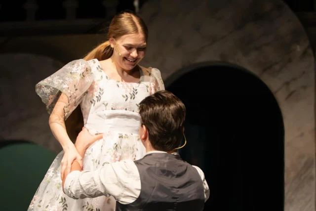 .
❤️ LIESL & ROLF ❤️

Att vara ung och kär kan vara alldeles underbart, och otroligt svårt, på samma gång.

Liesl och Rolf tvingas att snabbt bli vuxna i det oroliga Österrike anno 1938 där man abrupt måste förhålla sig till en ny världsordning.

Vårt unga par gestaltas innerligt av Izabelle Westberg och Sebastian Duvéng.

#soundofmusic #teaterföreningenlyset #kungsteatern