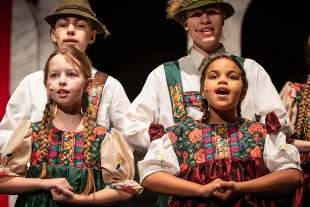 .
🌟Premiär på ett fullsatt Kungsteatern 🌟

Vilken fantastisk premiär vi fick av Lysets uppsättning av Sound of Music, vi vill rikta ett STORT tack till lördagens publiken som gav oss så mycket värme och kärlek.

Flera helger är slutsålda, men vi påminner om vår andra premiär nu på onsdag klockan 18:30 till vilken det finns platser kvar. Föreställningens stora stjärnor är alla våra barn och ungdomar, på onsdag är det premiär för vår andra grupp.

Boka din plats via:

👉 www.lyset.se

#soundofmusic #teaterföreningenlyset #kungsteatern