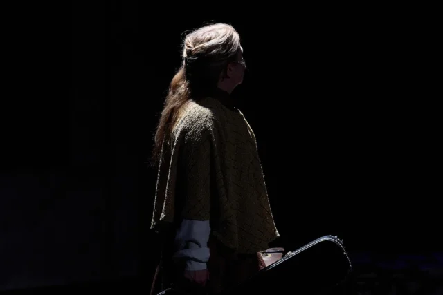 ✨ SO LONG, FAREWELL… ✨

Sista tonerna har klingat ut, von Trapp har tryggt kommit över bergen med hela barnaskaran och har siktet inställt på framtiden.

Många av oss i produktionen har levt med Sound of Music i nästan två års tid, vi hade aldrig vågat hoppas på denna succé och det är med stort vemod vi nu släpper taget. Eller, släpper taget gör vi nog aldrig helt, historien och alla nya vänner är för alltid.

Vårt ödmjukaste tack till ALLA runtom produktionen som gav oss förutsättningarna att få ihop 32(!) föreställningar. 🙏

Vårt innerliga TACK till alla publik som kom, applåderade och lyfte oss kväll efter kväll. 🙏

På Kungsteatern laddar vi nu upp inför vårt 40-årsjubileum 2026 som smygstartar redan i december iår! Snart bjuds ni in till en historia i juletid, håll ögonen öppna.

Avslutningsvis, det vi lärt oss och vill påminna om;

Himlens klara stjärnor - leder mot Din dröm!