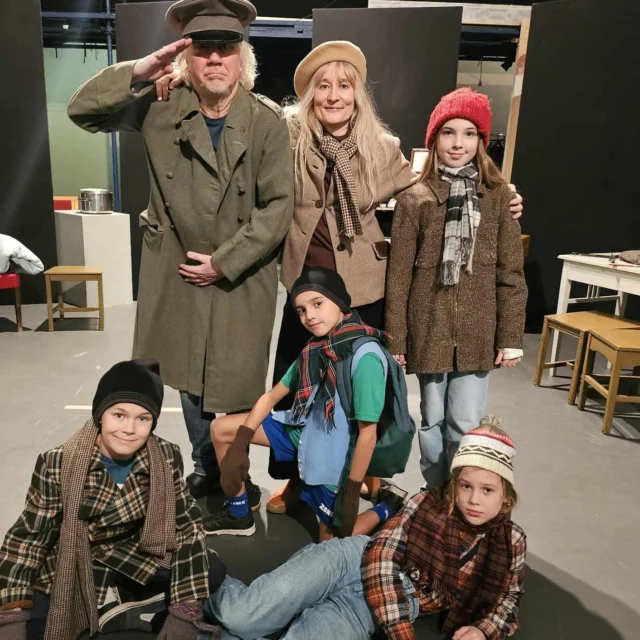 Då gläntar vi på dörren till nästa produktion som repeterar för fullt på Kungsteatern 🌲

Pjäsen är baserad på Ulf Starks bok ”En liten bok om kärlek” som utspelar sig i juletid under beredskapstiden i Sverige 1944. En varm berättelse om längtan, kärlek, mod och civilkurage.

På bilden ses ena halvan av den spralliga 😊 ensemblen. 

Märk väl att det är en repetitionsbild utan färdig kostym, ljussättning, scenrum osv.

Spelperiod: december 2025-januari 2026
Mer info om biljettsläpp kommer inom kort.

PRODUKTION 
Regi: Isabelle Moreau @bellemoreau 
Dramatisering: Peter Krantz @nilspeterkrantz 
Producent: Peter Krantz 
Scenografi: Erika Öhman @erkogram 
Koreograf: Magdalena Isaksson
Kostym: Jennifer Ljusterås @arentienda 
Musik/ljud: Christer Kristensson 
Affisch/program: Josefine Edenvik @josefineedenvik