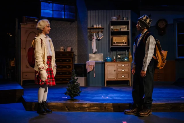 Kära följare❣️ Det är med stor glädje vi äntligen kan presentera bilder in till en värld på Kungsteatern som andas julen 1944. Ensemblen bugar och niger för scenograf Erika Öhman, kostymör Jennifer Ljusterås och Elin Björn som förevigar ögonblick med sin kamera.

Dela gärna vidare och sprid ordet om vår föreställning.

En fin andra advent önskas er✨

🌲En liten bok om kärlek, Kungsteatern Karlskoga 
14 december-31 januari 

🌲Biljetter/info
www.tickster.com
www.lyset.se