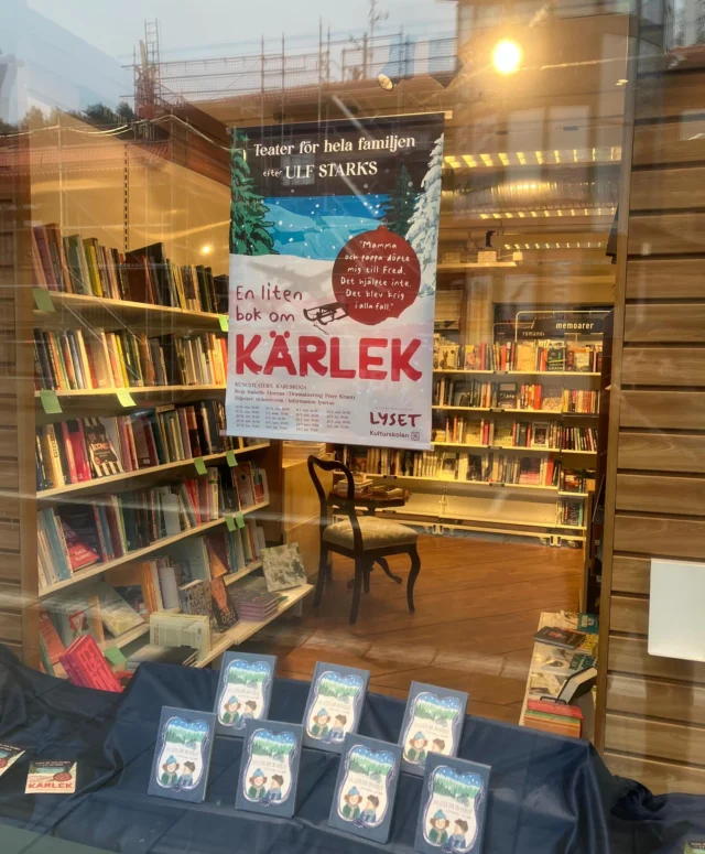 Se så fint @spongsbokhandel skyltat❣️ 
Bok+ föreställning= en julklapp med mycket kärlek😍🎄 

Boken går såklart också att låna på @kgabibliotek. 

🌲En liten bok om kärlek, Kungsteatern Karlskoga 
14 december - 31 januari 

🌲 Info/biljetter
www.lyset.se
www.tickster.com