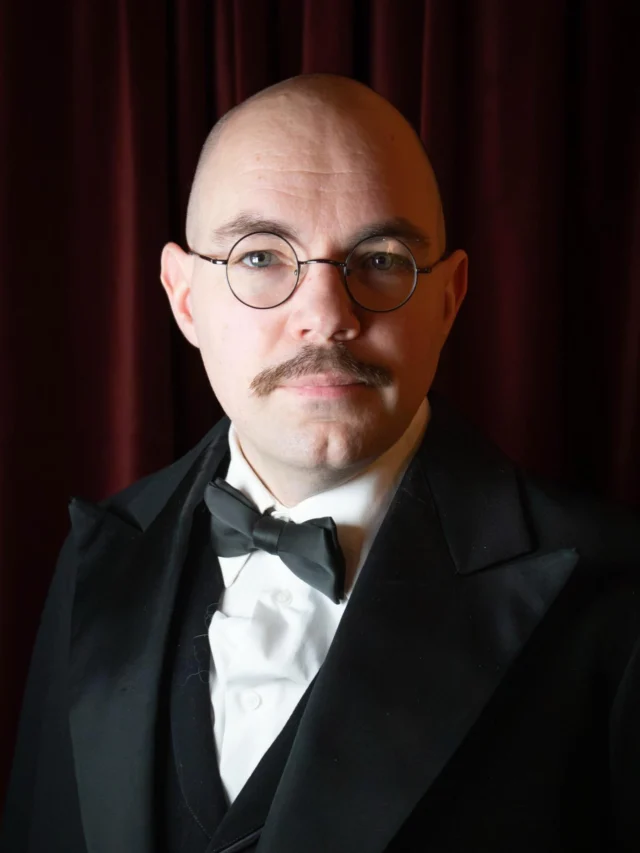 Hög tid rikta strålkastarljuset mot vår eminente tekniker Erik Magnusson. I ”En liten bok om kärlek” sköter han ljudtekniken och vårdar med omsorg föreställningens linjal 😉 Erik är behjälplig med mycket i föreningens arbete och är därtill aktiv i Lysets styrelse. Sedan 2017 har han också medverkat som skådespelare i flera Lysetproduktioner. Senast kunde han ses i publiksuccén Sound of Music i rollen som betjänten Franz.

🌲En liten bok om kärlek, 14 december-31 januari, Kungsteatern Karlskoga 

🌲tickster.com / lyset.se