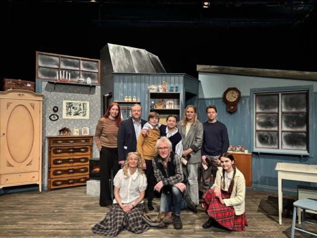 Igår kväll spelade barnskådespelarna Théo, Emil, Edith och William sin sista föreställning för en i det närmaste fullsatt salong. Oändligt TACK för era fantastiska insatser som gjort En liten bok om kärlek till en så omtyckt föreställning❣️

I publiken satt kvällen till ära bl a kommundirektören Susanne Afzelius, förvaltningschefen Magnus Ahlberg & Amanda Lindgren, ordförande i kultur- och fritidsnämnden. 

På lördag den 31 januari kl.15:00 gör Leon, Ester, Carl-Walter & Harry barnrollerna i vår absolut sista föreställning. Finns endast några enstaka biljetter kvar i skrivande stund.

🌲tickster.com / lyset.se