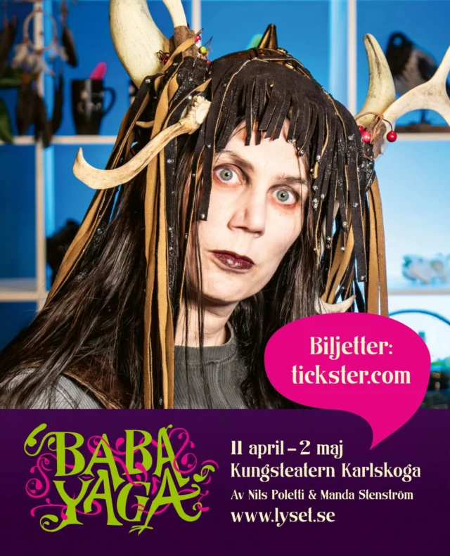 .
🧟‍♀️ ”….sen plockar jag alla pubishår och sorterar dem i färgskala…” 🧟‍♀️

Jo Marit Hilding, mer känd som Maran, rider intet ont anande män om nätterna. Maran vet vad som ska göras men lyckas aldrig riktigt komma så långt. 

Maran lider av tvångstankar och har många procedurer som ska klaras av innan själva ritten, så många att männen hinner vakna innan det är dags. Här får Baba Yaga en riktigt klurig nöt att knäcka.

👉 lyset.se

(Maran spelas av Veronica Hjalmarsson. Föreställningen rekommenderas från 13 år.)

#babayaga #teaterföreningenlyset #kungsteatern #karlskoga