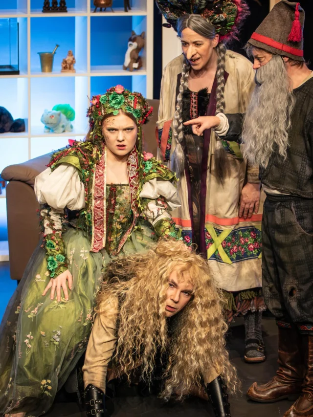 😈 ”BABA YAGA FOR PRESIDENT” 😈

Recensionerna och publikrösterna från helgens premiär talar sitt tydliga språk - Lyset har gjort det igen! 🌟

Baba Yaga är en sällsam, och vulgär, terapisession där ingenting är som det verkar vara.

Välkomna till Lyset!

(Rekommenderas från 13 år.)

#babayaga #kungsteatern #teaterföreningenlyset