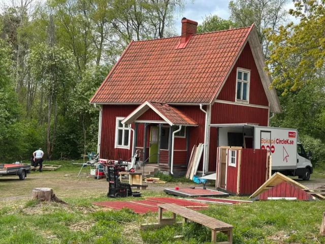 Under veckan har det hänt massor på spelplatsen under ledning av vår scenograf @erkogram 🌼 Emil har bl a fått sin snickarboa.

Emil i Lönneberga 
13 juni - 18 juli
Björkborn Karlskoga 

👉tickster.com
👉lyset.se
