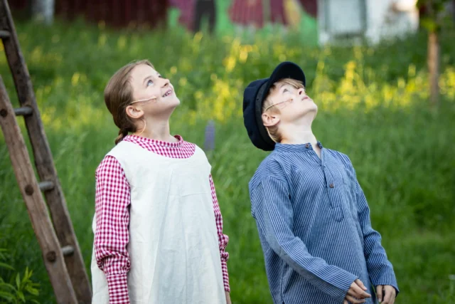 🍃 VILKEN PREMIÄR 🍃

Regnet lyste med sin frånvaro under hela föreställningen, det kändes nästa som att självaste Astrid höll sin hand över oss under kvällen.

Vår fina premiärpublik var med på noterna från första stund, tack kära ni! 🙏

….och apropå noter, vi är löjligt stolta och tacksamma över vår liveorkester med Ennis, Hannes och Isak! Vilka proffs vi har äran att kampera ihop med hela sommaren.

På tisdag har vi premiär igen, när Emil Johansson och Cecilia Duvéng kliver in som Emil och Ida. Vädret ser hoppfullt ut även då!

👉 lyset.se

#emililönneberga #teaterföreningenlyset #björkborn #karlskoga