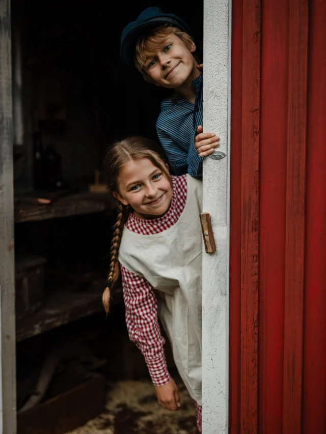 .
🍃 FINALHELG 🍃

Efter en otrolig spelperiod har vi nu våra två sista föreställningar kvar. Redan ikväll är det final för Carl-Walter och Silje som Emil och Ida, imorgon är det dags för Emil och Cecilia. Visst har de varit helt fantastiska! 😍❤️

🌧️ Vi får lite frågor om eventuellt regn; vi spelar som vanligt i regn. Om det finns risk för åska eller kraftigt regn som stör tekniken pausas föreställningen tills det drar över, enbart producenten tar detta beslut. 

Varmt välkomna i kläder efter väder! (Ta inte med paraply då det skymmer sikten för publiken bakom)

#emililönneberga #teaterföreningenlyset #kulturskolanikarlskoga #björkborn