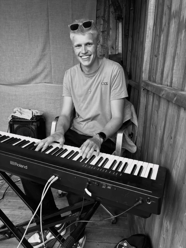 🍓Stort tack till vår fantastiske pianist Isak Vinsander som gjorde sin sista föreställningen av Emil i Lönneberga idag.

🍓Många tack till våra underbara barnskådespelare Carl-Walter och Silje som gjorde sin sista föreställning som Emil och Ida.

Imorgon den 18 juli gör vi vår sista föreställning och då med Peter Tikkanen som pianist och Cecilia och Emil i rollerna som Ida och Emil. Må vädrets makter vare med oss ☀️☔️