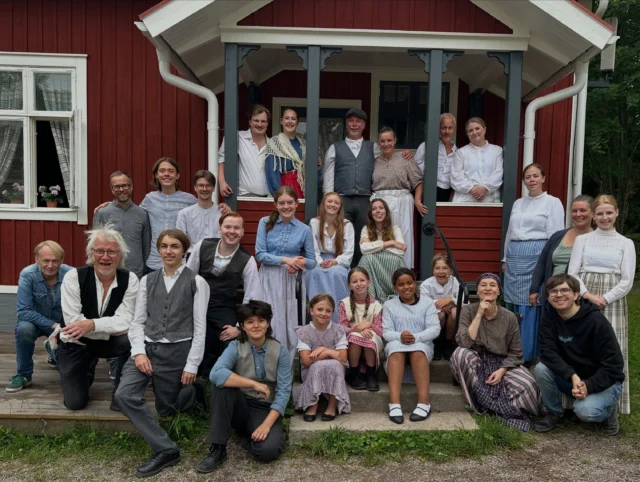 .
🍃 VÅRT INNERLIGASTE TACK 🍃

Under 18 föreställningar, i gassande sol, i regnskvättar, vind och allt däremellan har vi haft glädjen att få spela ”Emil i Lönneberga” på Björkborn i Karlskoga.

Nästan 3 000 st besökare har vi haft i vårt Katthult, vi bugar oss ödmjukt för er alla som kom till oss.

För första gången på 15 år har vi haft levande musik på sommarteatern, en extra applåd till Isak, Ennis och Hannes som spelat med oss i sommar! 👏🏻

Ett extra tack vill vi oxå rikta till cafépersonal och publikvärdar, utan er får vi aldrig ihop våra spelperioder. 🙏❤️

Vi önskar er alla en fortsatt fin sommar med liv och kolifej, å ett å annet stôlleprov! 

(…vi anar redan hur det osar katt och kaffe från Kungsteatern då Baba Yaga, på begäran, kommer tillbaka för ett par veckors egensinnig terapi.)

#emililönneberga #björkborn #teaterföreningenlyset #spongsbokhandel #kulturskolankarlskoga