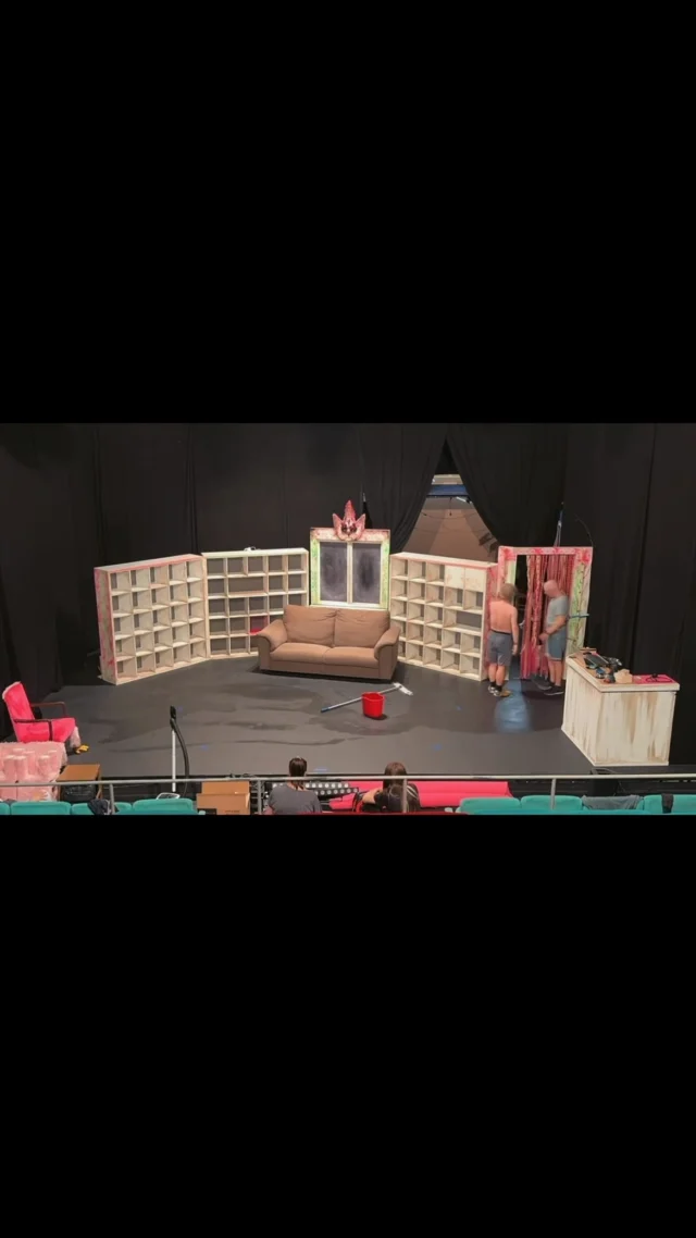 😈 Vi är redo - är ni? 😈

Valfri dryck, snacks, godis och charkbricka kan köpas på teatern. Utan spår av katt.

👉 lyset.se

#babayaga #kungsteatern #teaterföreningenlyset #karlskoga